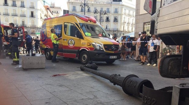 Herida grave una mujer tras caerle encima una farola en la Puerta del Sol