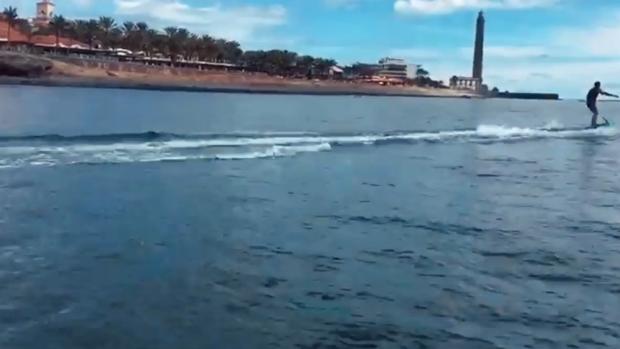 Vídeo: llegan a Canarias las tablas de surf eléctricas