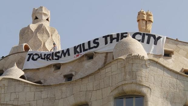Arran asalta la Pedrera e inicia su campaña veraniega de «turismofobia»: «El turismo mata la ciudad»