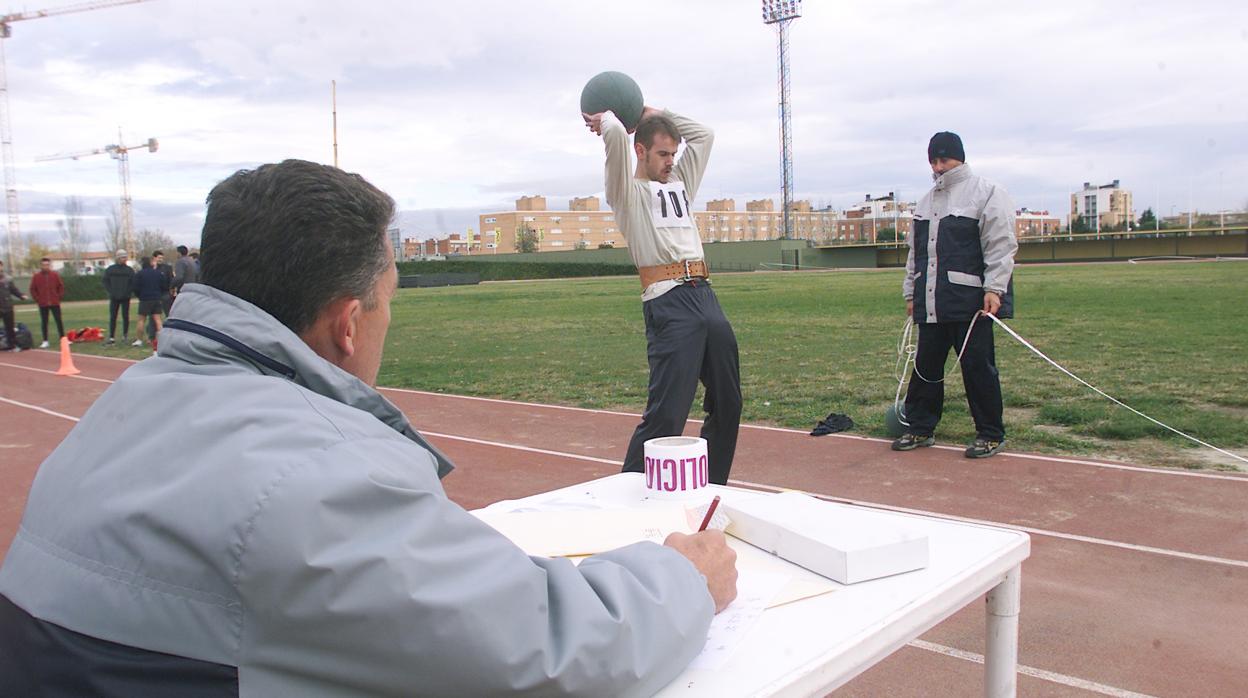 Pruebas físicas de selección de policías en una imagen de archivo