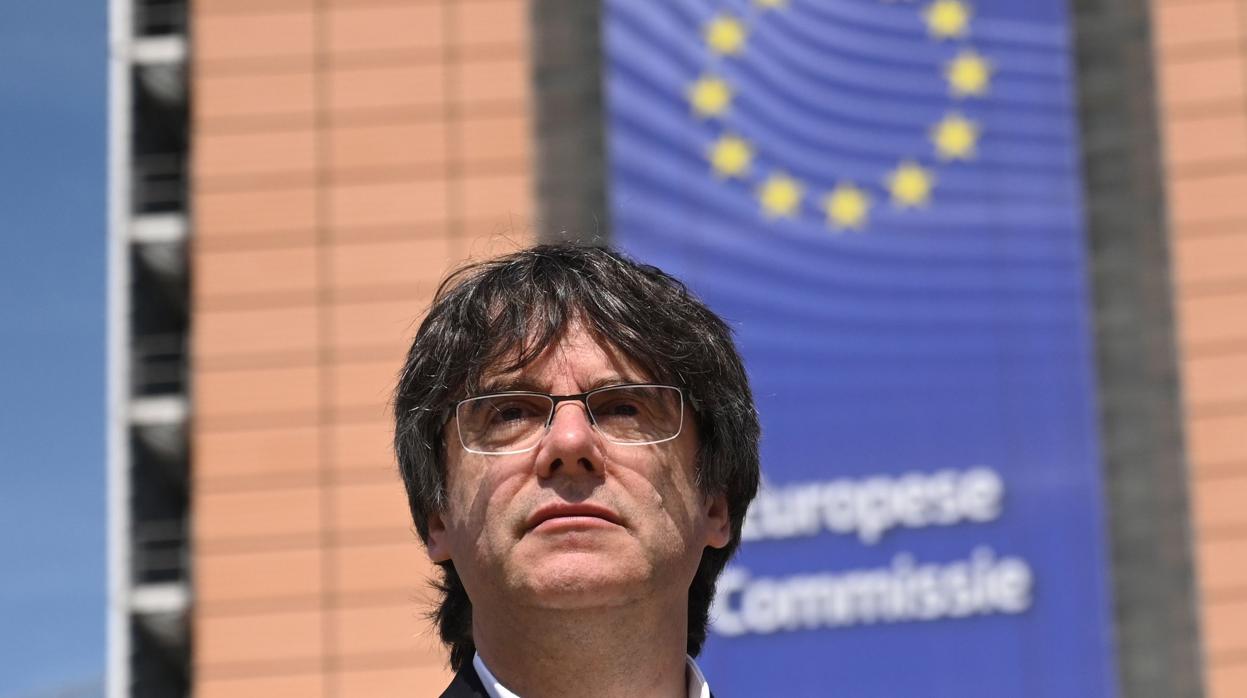 El expresidente catlán, Carles Puigdemont, se diriige a una conferencia de prensa frente a la Comisión Europea