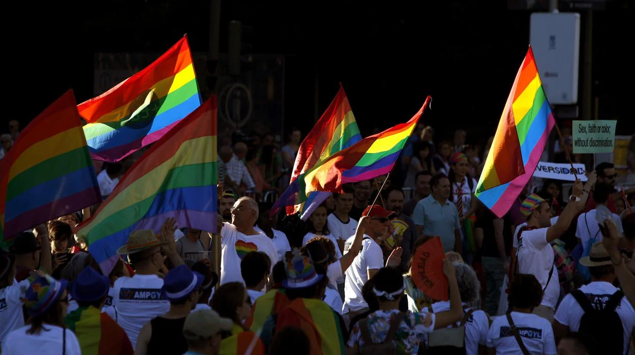 Banderas del Orgullo Gay recorren las calles del centro de Madrid durante la manifestación