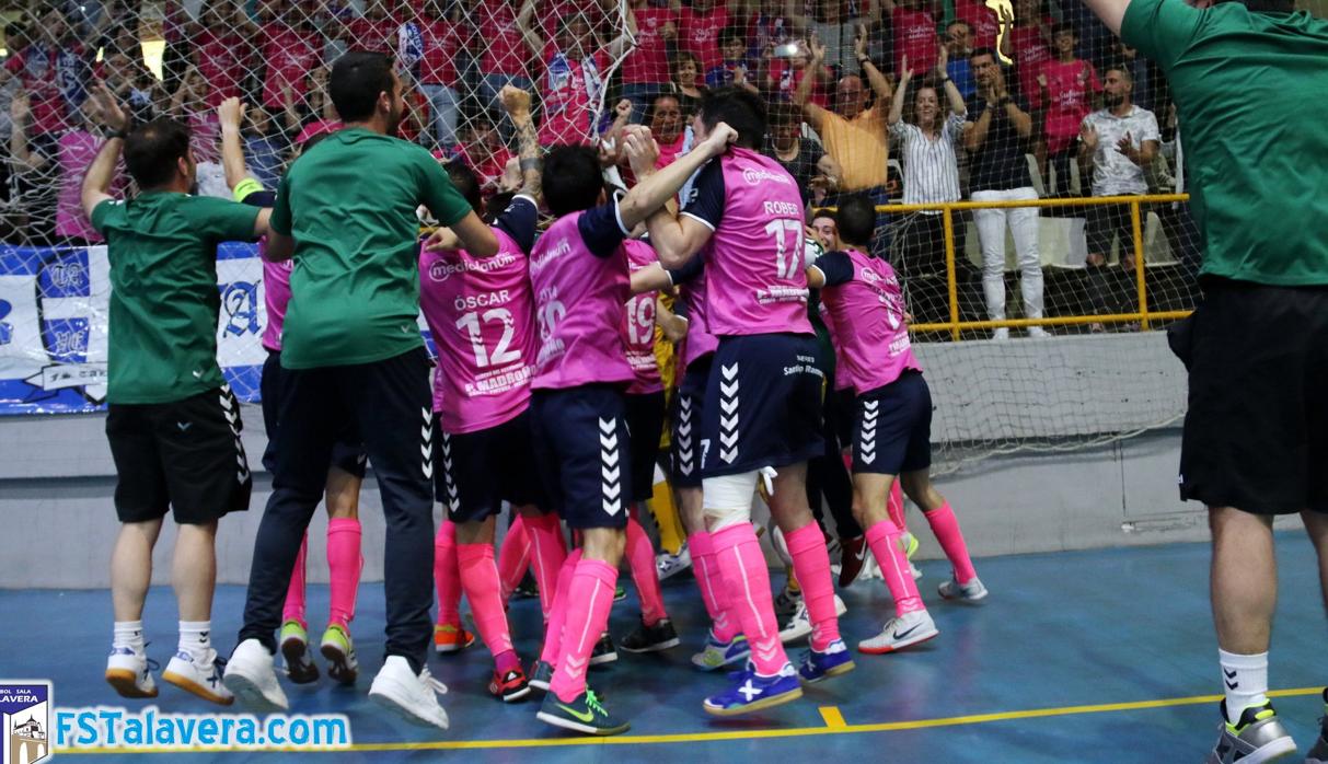 La plantilla del Soliss Talavera celebra su ascenso a Segunda División, conseguido en 2018