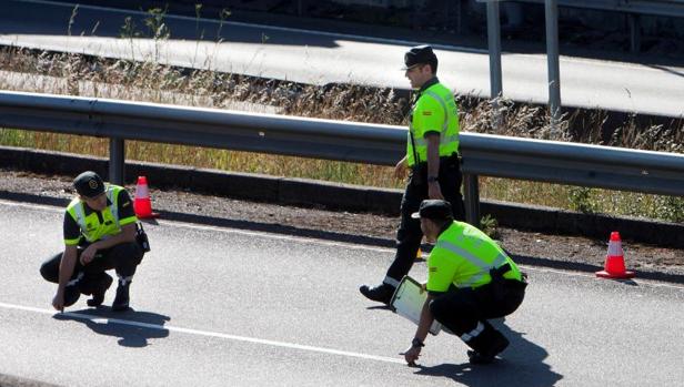 Cortan la AP-9 para esclarecer el accidente mortal de los tres jóvenes de Redondela