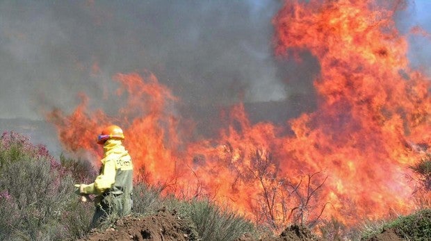 Numerosos medios continúan trabajando en el incendio de Gavilanes que sigue activo