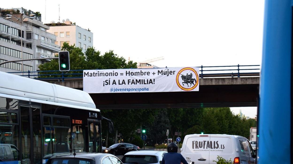 Pancarta colgada por la Asociación Jóvenes por España en Nuevos Ministerios