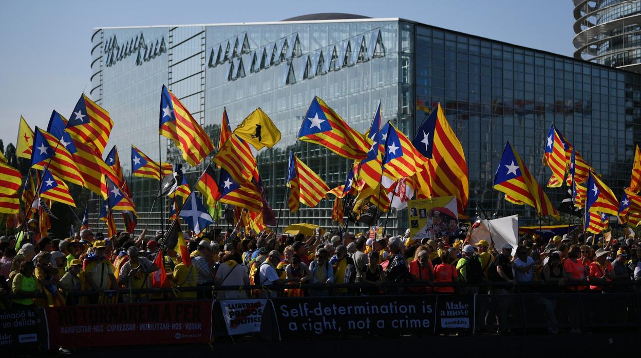 Independentistas catalanes se manifiestan ante el Parlamento Europeo ante la ausencia de los tres eurodiputados electos catalanes