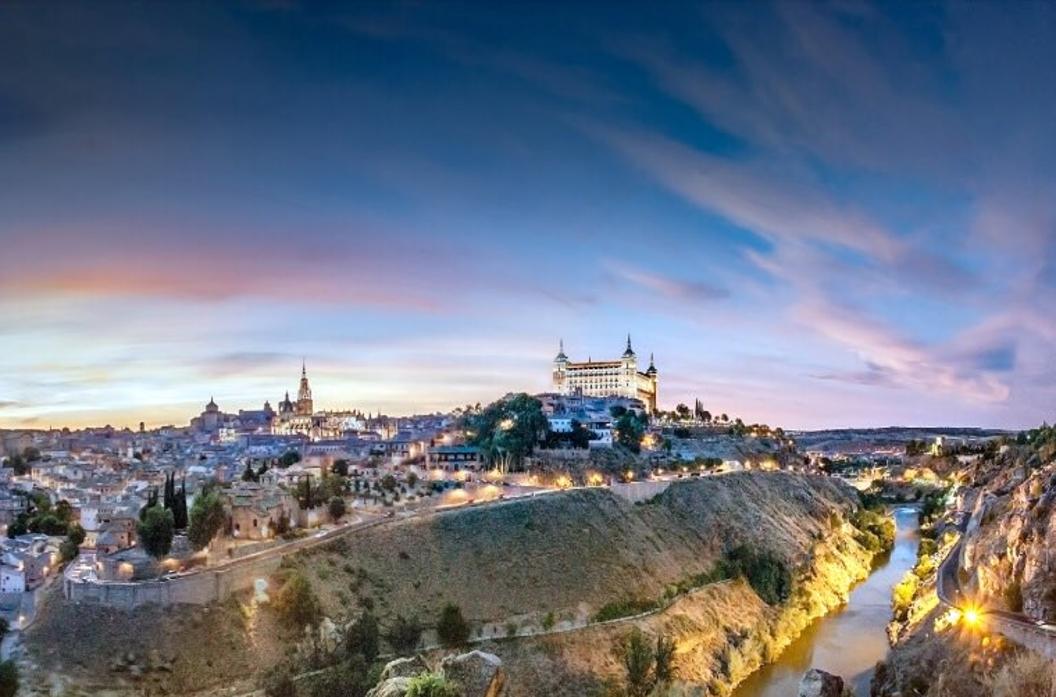 Panorámica de Toledo con la ciudad iluminada ante la caída de la noche