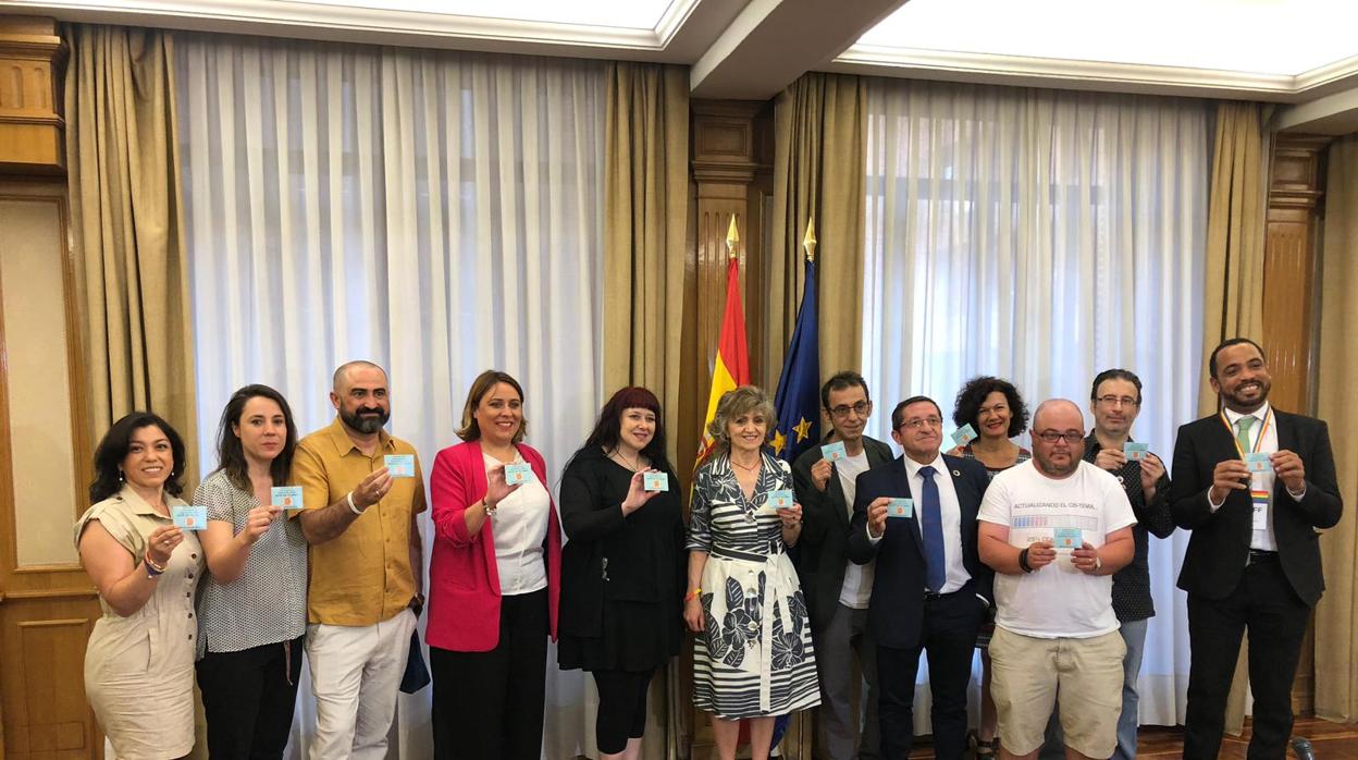 María Luisa Carcedo junto a representantes del colectivo LGTBI