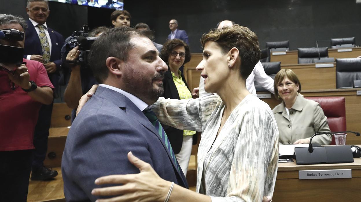 María Chivite (PSN) y Unai Hualde (Geroa Bai) en el Parlamento de Navarra