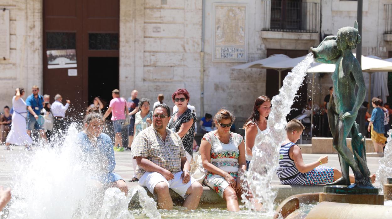 Imagen de unos turistas tomada en la Plaza de la Virgen de Valencia