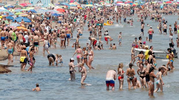 Prohíben el baño en las playas de la Malvarrosa y la Devesa de Valencia por bacterias fecales