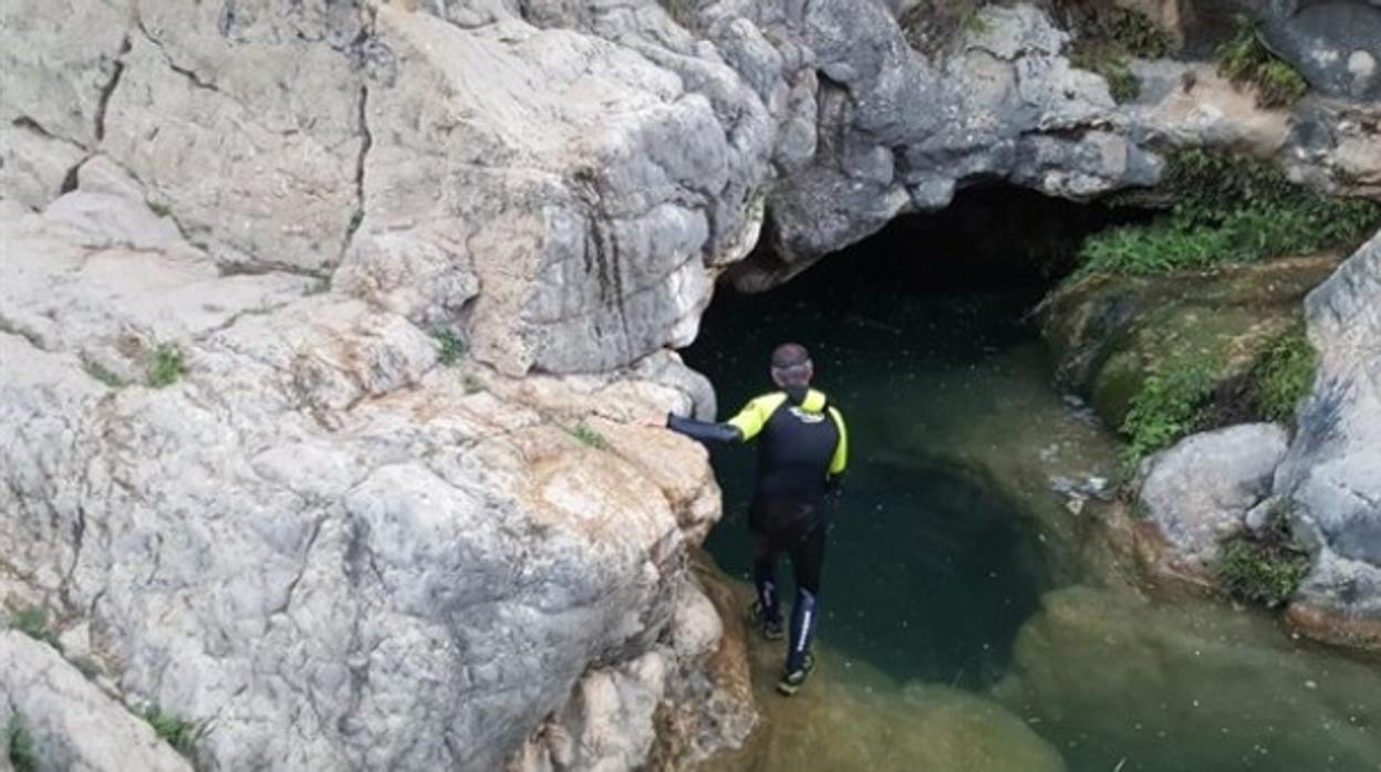 Un equipo de emergencias operando en un río, en una imagen de archivo.