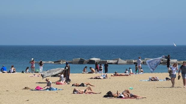 Detienen a dos turistas suizos por violar a una joven en una playa de Barcelona