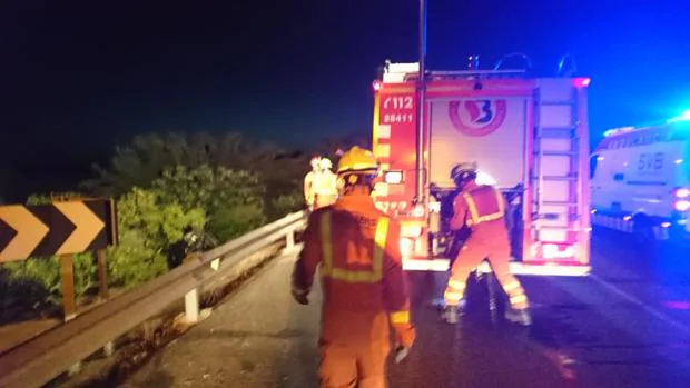 Dos operarios mueren al caer una grúa desde 40 metros por un corrimiento de tierras en Valencia