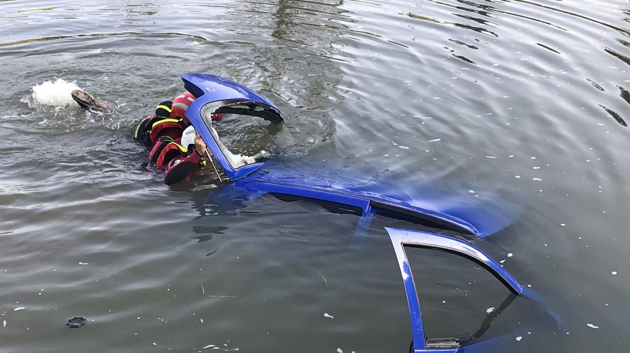 Labores para la recuperación del vehículo en el Canal de Castilla