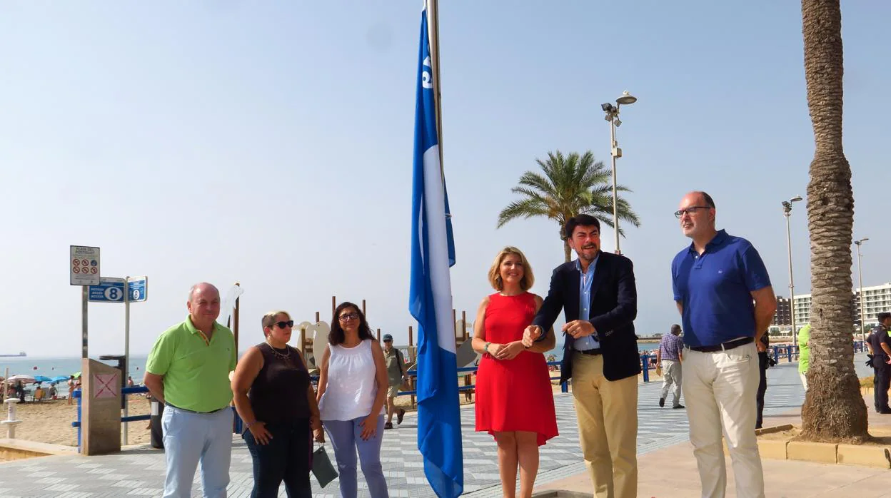 Imagen de Luis Barcala junto con otros miembros de la corporación municipal en el acto de izada de banderas azules