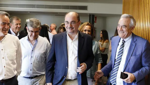 Lambán ofrece altos cargos a Podemos a cambio de que apoyen su investidura