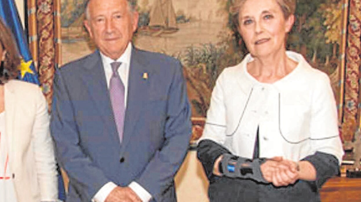 Félix Sanz Roldán, con la ministra de Defensa, Margarita Roblez