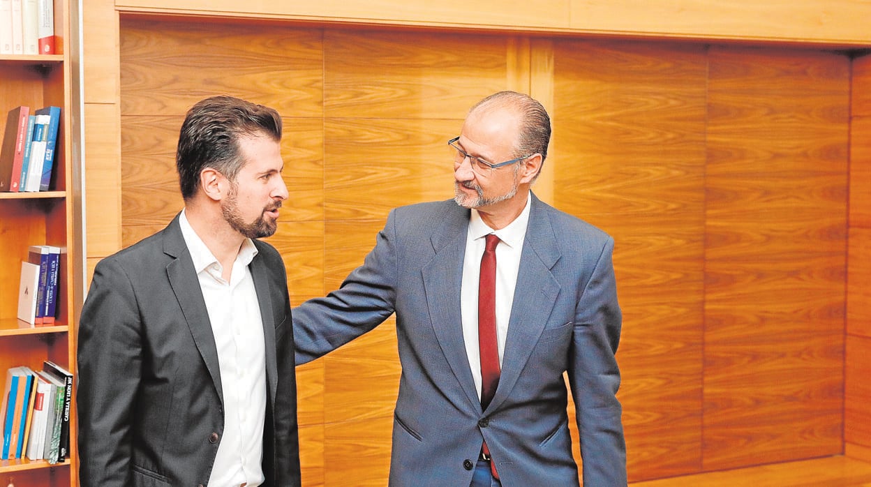 El portavoz del PSOE, Luis Tudancia, este jueves con el presidente de las Cortes, Luis Fuentes