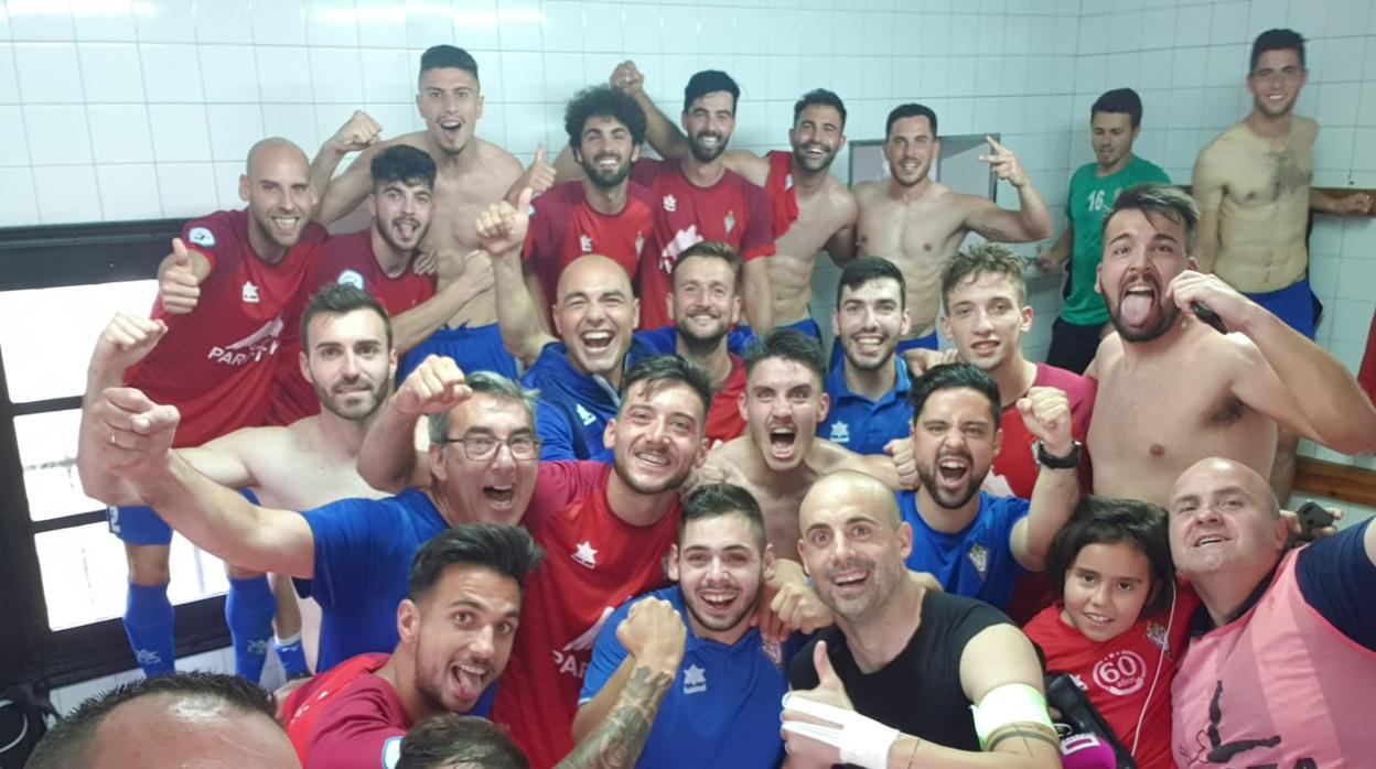 Los jugadores del Villarrobledo celebran el ascenso el pasado domingo en Villaviciosa (Asturias)