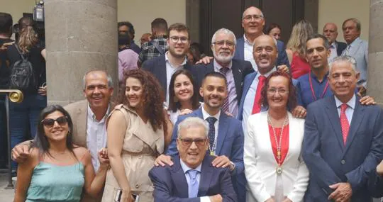 Hernández, su suegro, en el centro de la imagen, con militantes y cargos en el Parlamento de Canarias