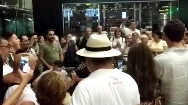 Vídeo: jolgorio de mayores de la ULPGC y músicos de Tenerife rumbo a Canarias