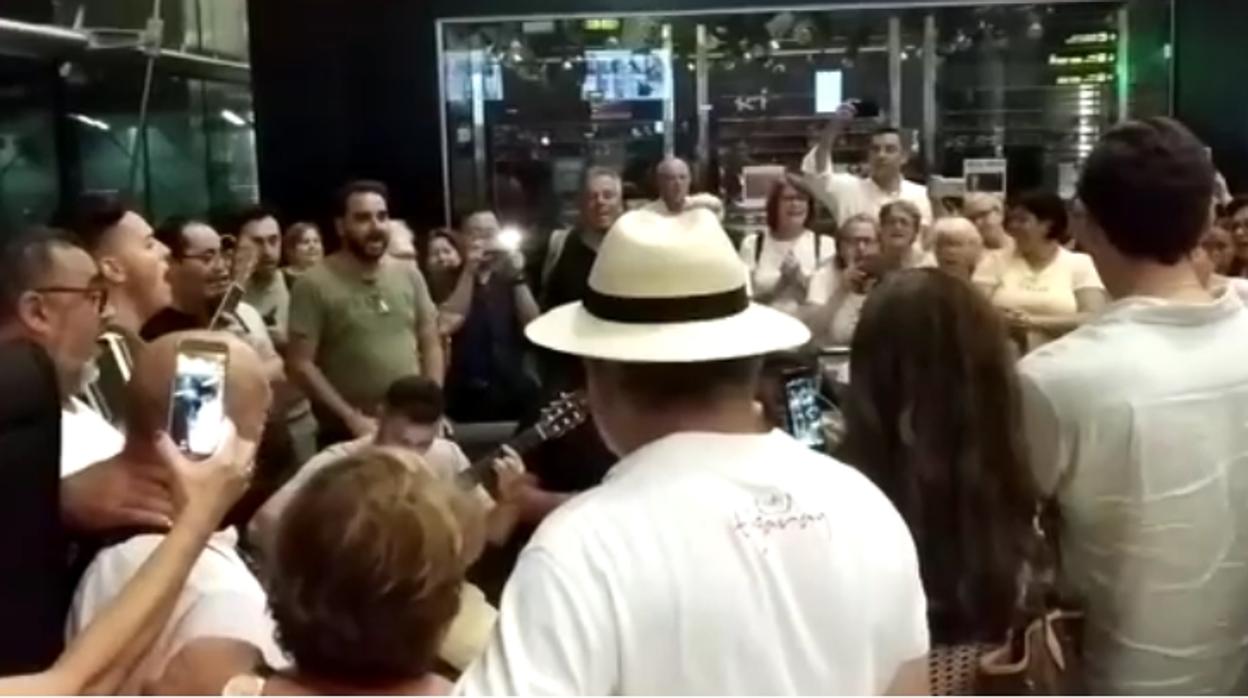 Vídeo: jolgorio de mayores de la ULPGC y músicos de Tenerife rumbo a Canarias