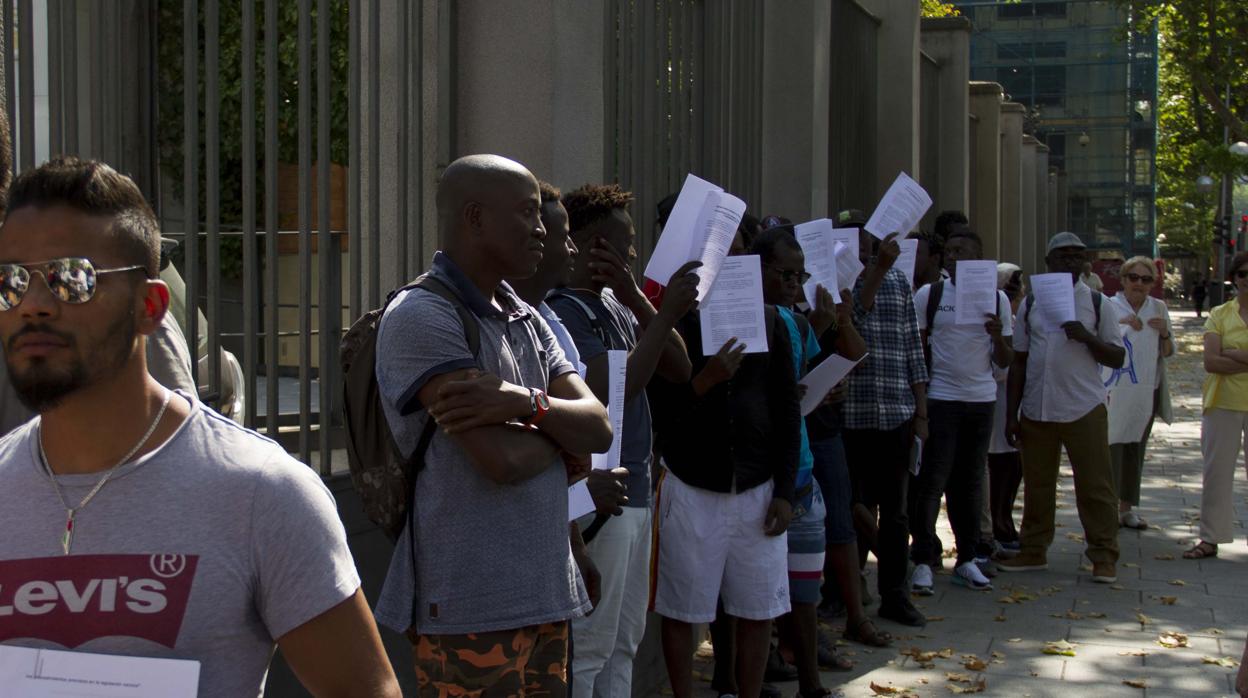 Solicitantes de asilo en una protesta ante el Ministerio de Trabajo