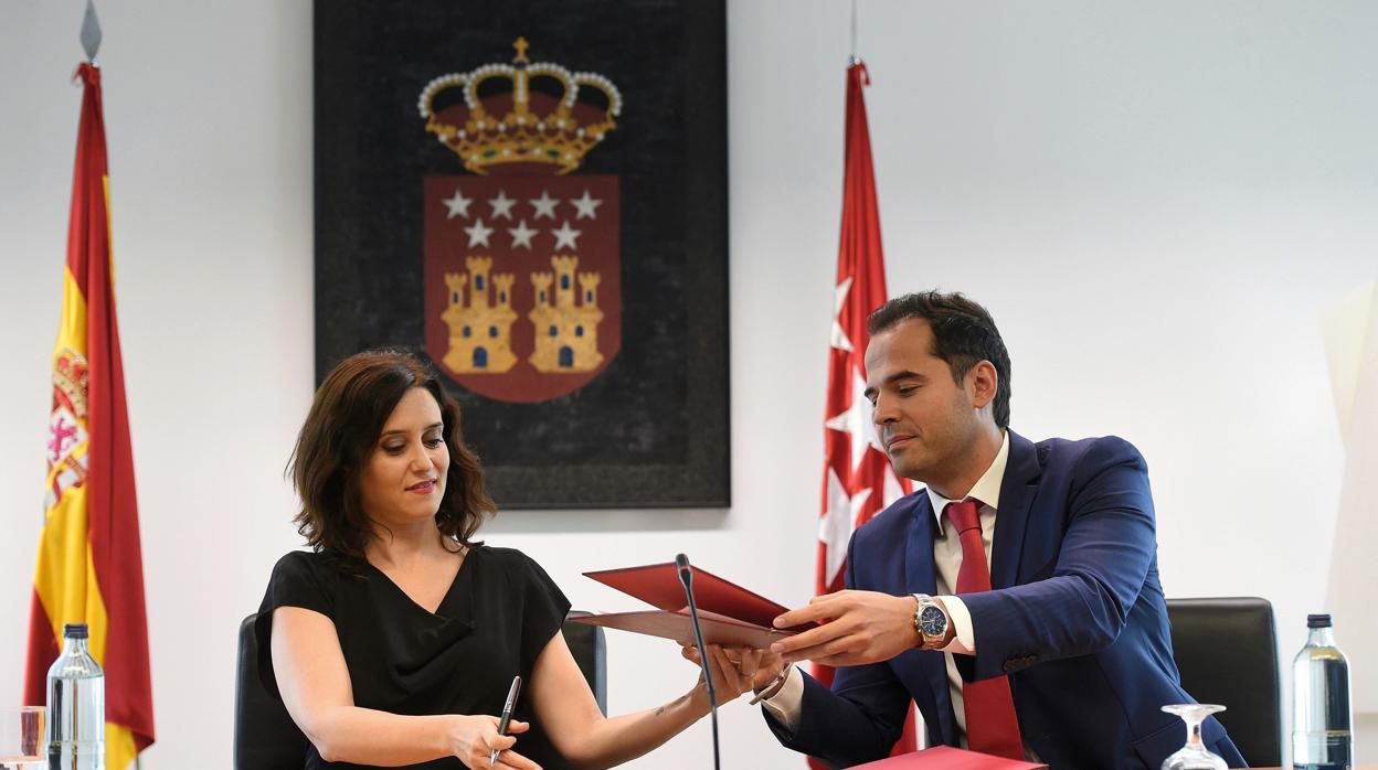 Díaz Ayuso y Aguado, durante la firma del pacto de gobierno para la Comunidad de Madrid