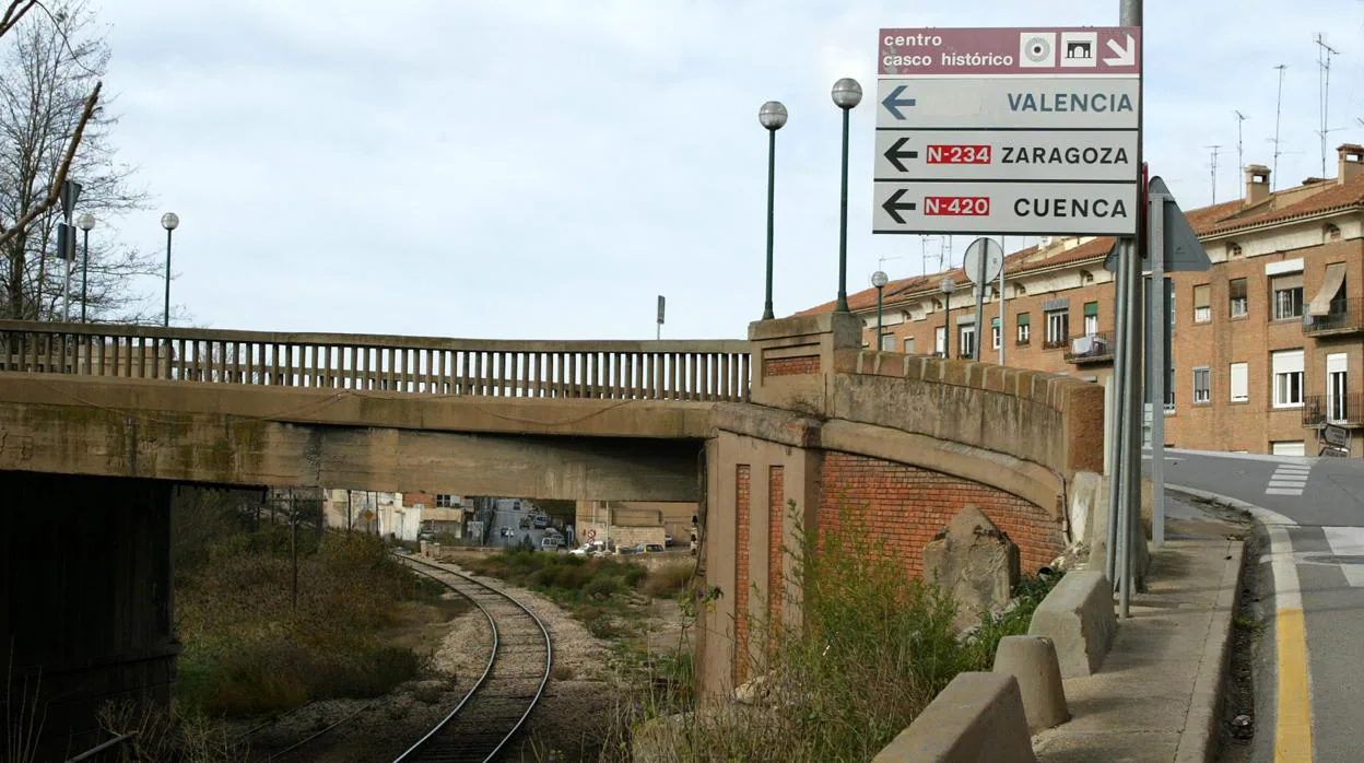 Línea de tren a su paso por Teruel capital