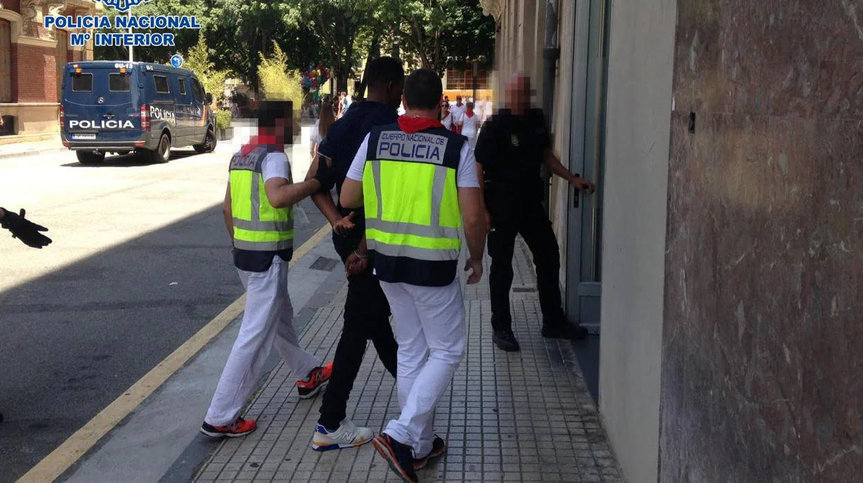 Agentes de la Policía Nacional detienen al supuesto agresor en Ansoáin (Navarra)