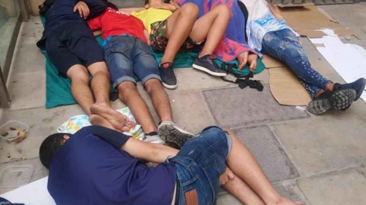 Menores durmiendo en la calle en Barcelona