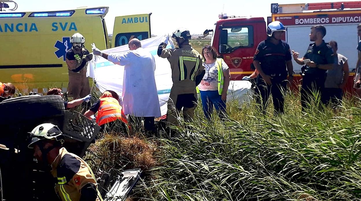 Al lugar acudieron bomberos, una UVI móvil y agentes de la Guardia Civil