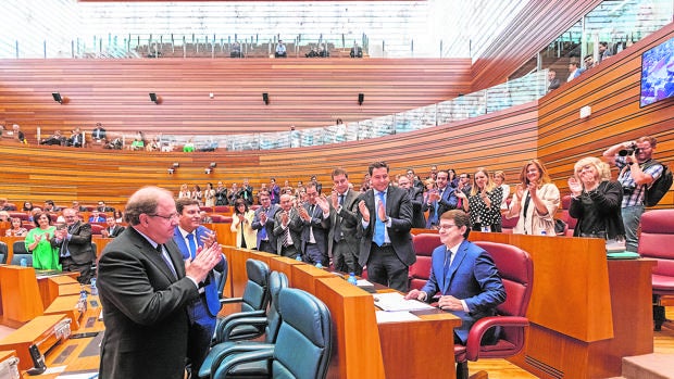 Mañueco ofrece un gobierno de «diálogo» con «especial atención» al medio rural