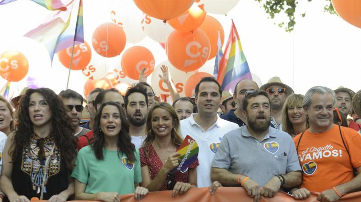 Dirigentes de Ciudadanos en la marcha del Orgullo Gay