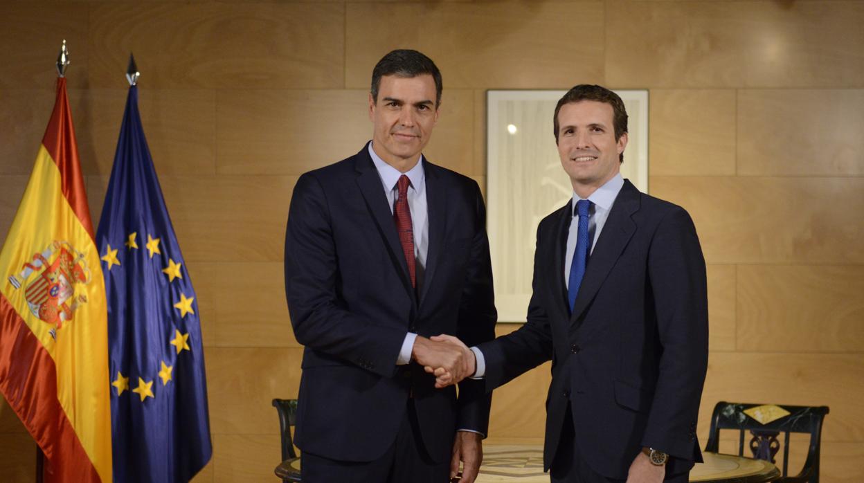 Pedro Sánchez y Pablo Casado, antes de comenzar su reunión de ayer en el Congreso de los Diputados