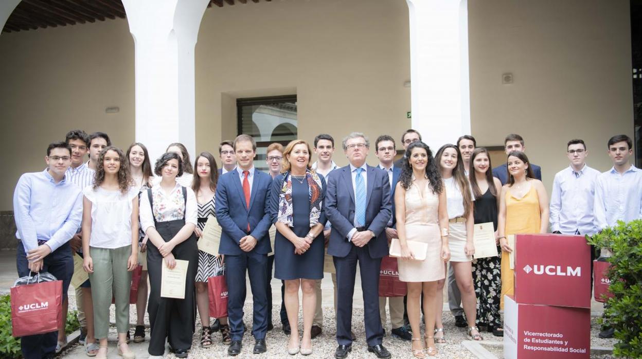 Rosa Ana Rodríguez junto a los alumnos con las mejores calificaciones en la EvAU