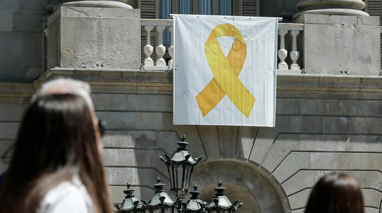 Imagen del lazo amarillo del Ayuntamiento de Barcelona