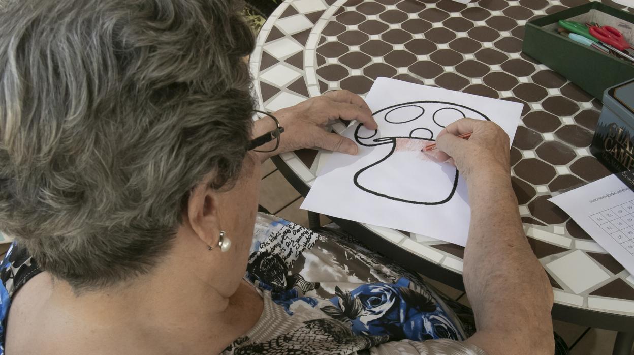 Una mujer realizando actividades para prevenir el Alzhéimer