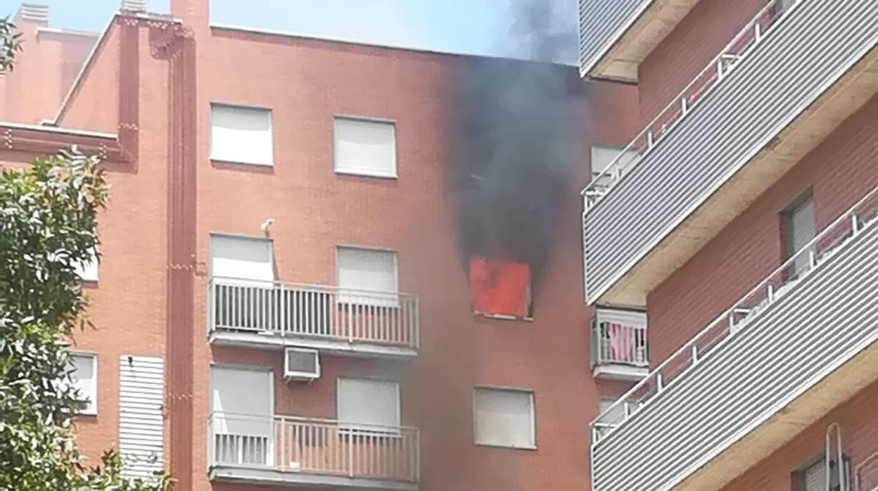 El humo provocado por el incendio deja una intensa humareda negra