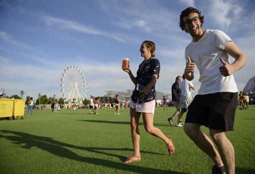 Dos jóvenes pasean por el macrorrecinto de Valdebebas, en el primer día de festival