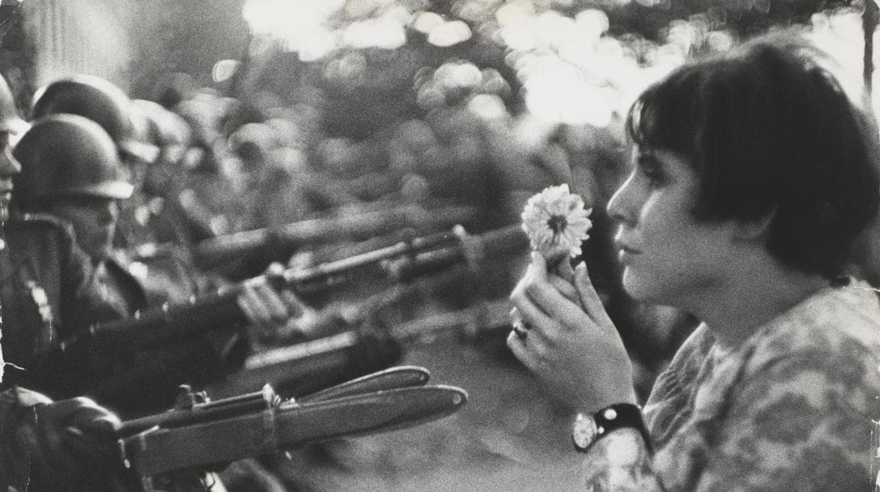 La icónica fotografía «La chica con la flor», de Marc Riboud, podrá verse en la exposición «Cámara y ciudad»