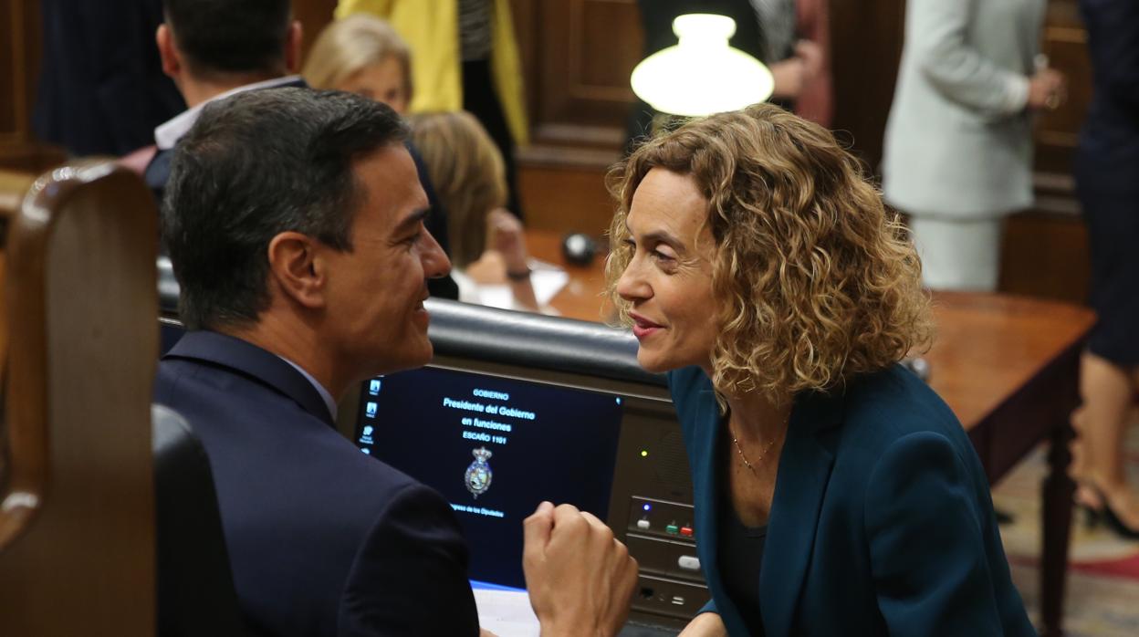 El jefe del Gobierno en funciones, Pedro Sánchez, junto a la presidenta del Congreso, Meritxell Batet, el día de la constitución de Las Cortes