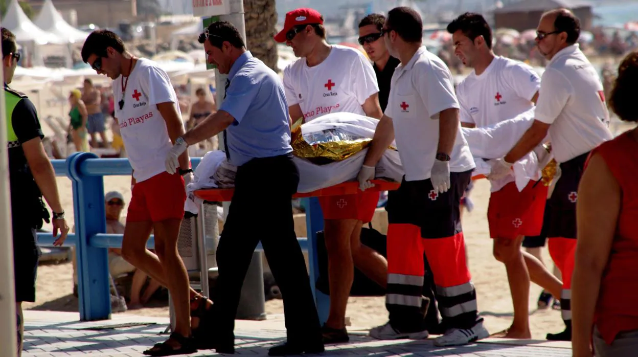 Imagen de archivo de un fallecido en la playa de El Postiguet, Alicante