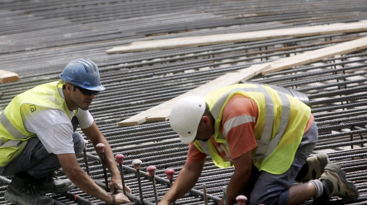 Imagen de archivo de dos trabajadores