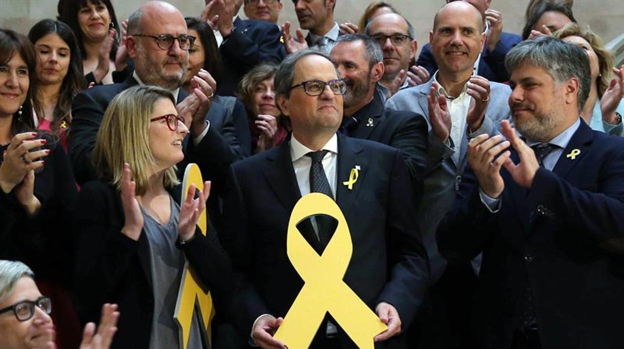 Quim Torra con un lazo amarillo y varios diputados de Junts per Catalunya