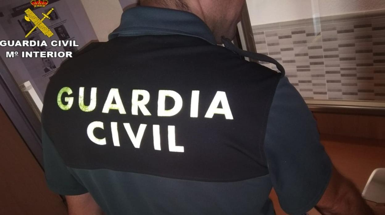 Imagen del agente en la detención del joven en Albal