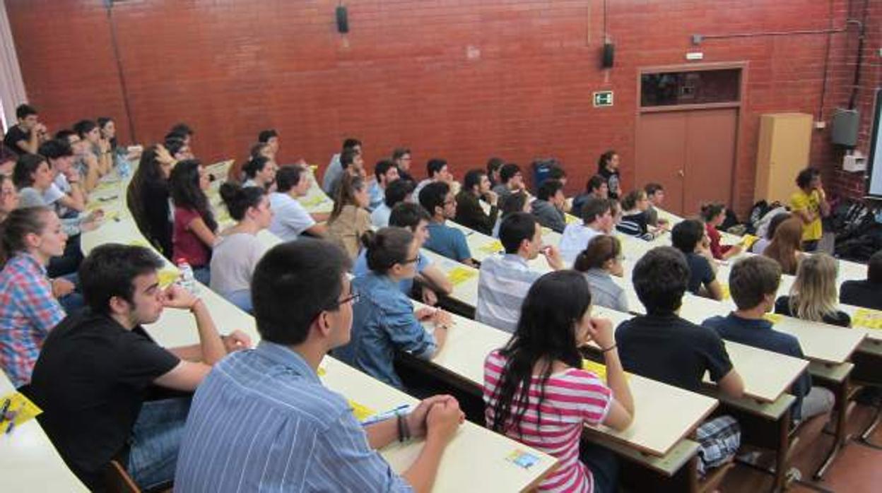 Estudiantes en las Pruebas de Acceso a la Universidad (PAU).