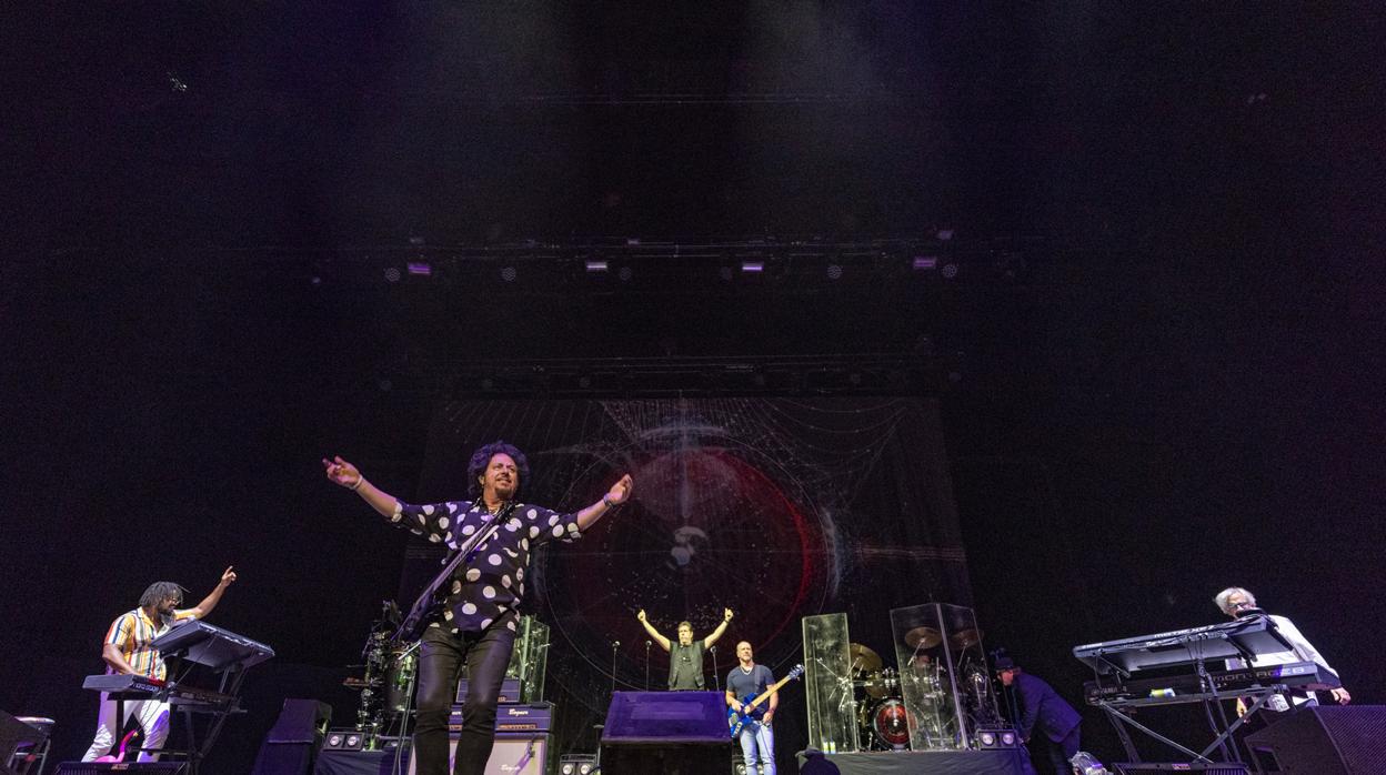 Steve Lukather, en el centro, durante la actuación de Toto en Barcelona